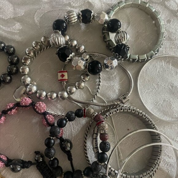 Grab Bag of Random Bangles Bracelets Beaded Jewelry - Picture 5 of 8